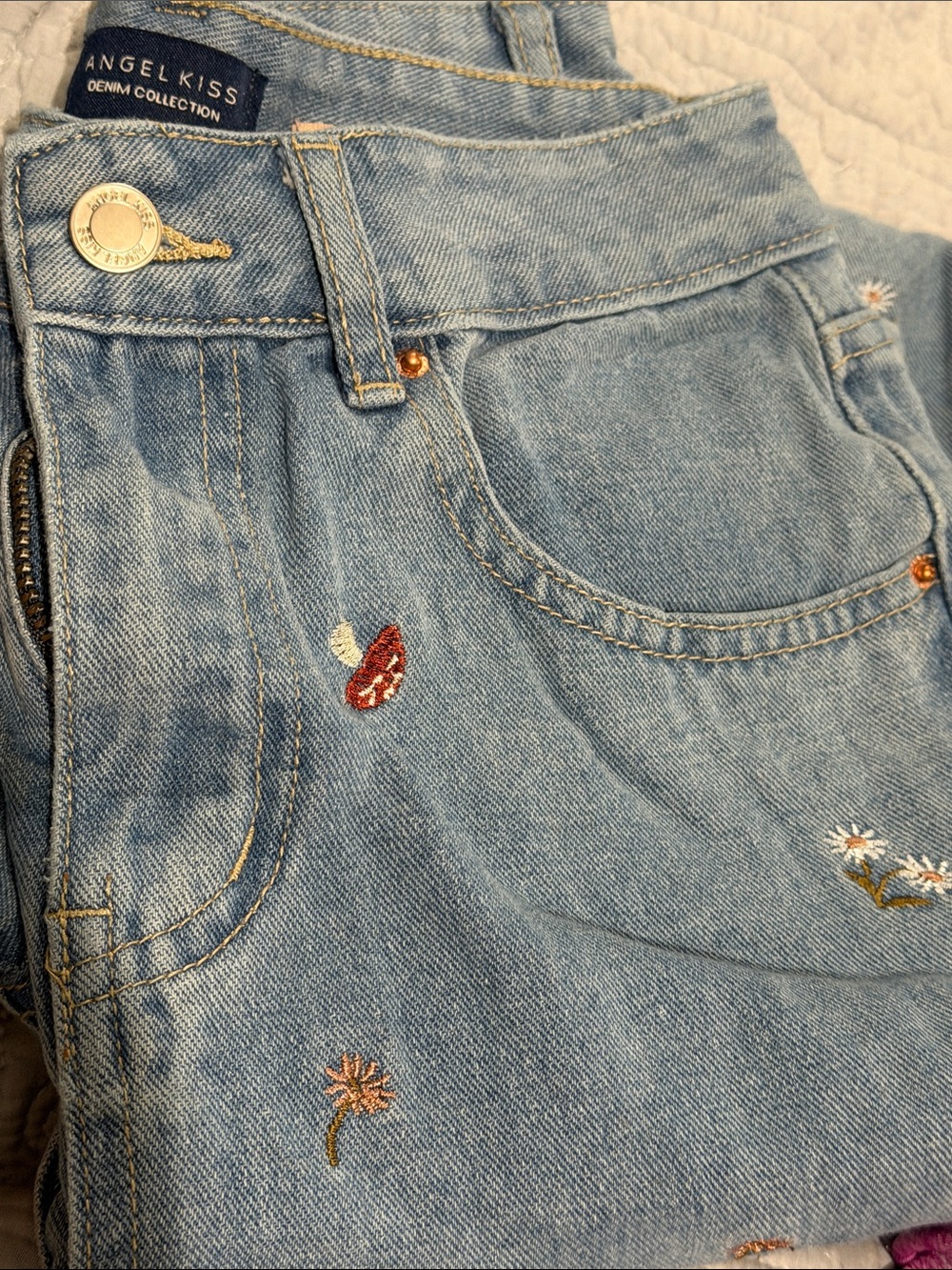 Angel Kiss Straight Leg Jeans, Mushroom & Flower detailing Sz 5/27 Like New
